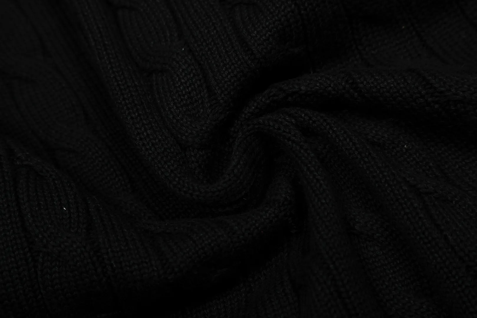 P260 Top quality" Style number: DS814# (not off the shelves all year round) [Ralph Lauren full zipper solid color pony embroidered logo twist knitted sweater jacket] ✅Ralph Lauren Ralph Lauren full zipper classic basic versatile style unisex couple knitted sweater autumn and winter coat ✅Main supplier platform live broadcast Wholesale entities Replacement when out of stock Not off the shelf ✅ZP quality 1:1 version Scan the code to enter the GF website Counter quality ✅Details and quality are the only one in Guangzhou. Imported quality cotton yarn focuses on high-end and cost-effective. Needless to say good quality. ✅The version is restored to the original order. The maximum size can be worn up to 200 pounds. Loose, comfortable and stress-free. ✅The upper body is simple and easy to match. A must-have item for ootd. Good-looking clothes are never picky. Recommended must-have items in the wardrobe. Size: S-XL. Color: Black and red, milky white, gray blue, khaki, navy red label, Ankora red.